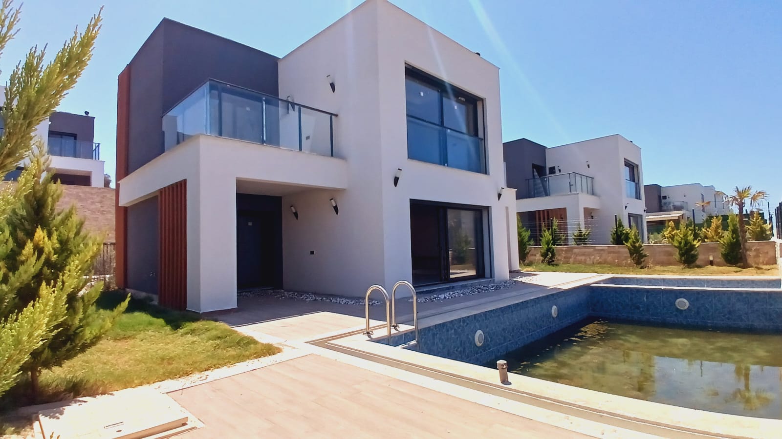 Kuşadasında Manzaralı Satılık Özel Havuzlu Villa