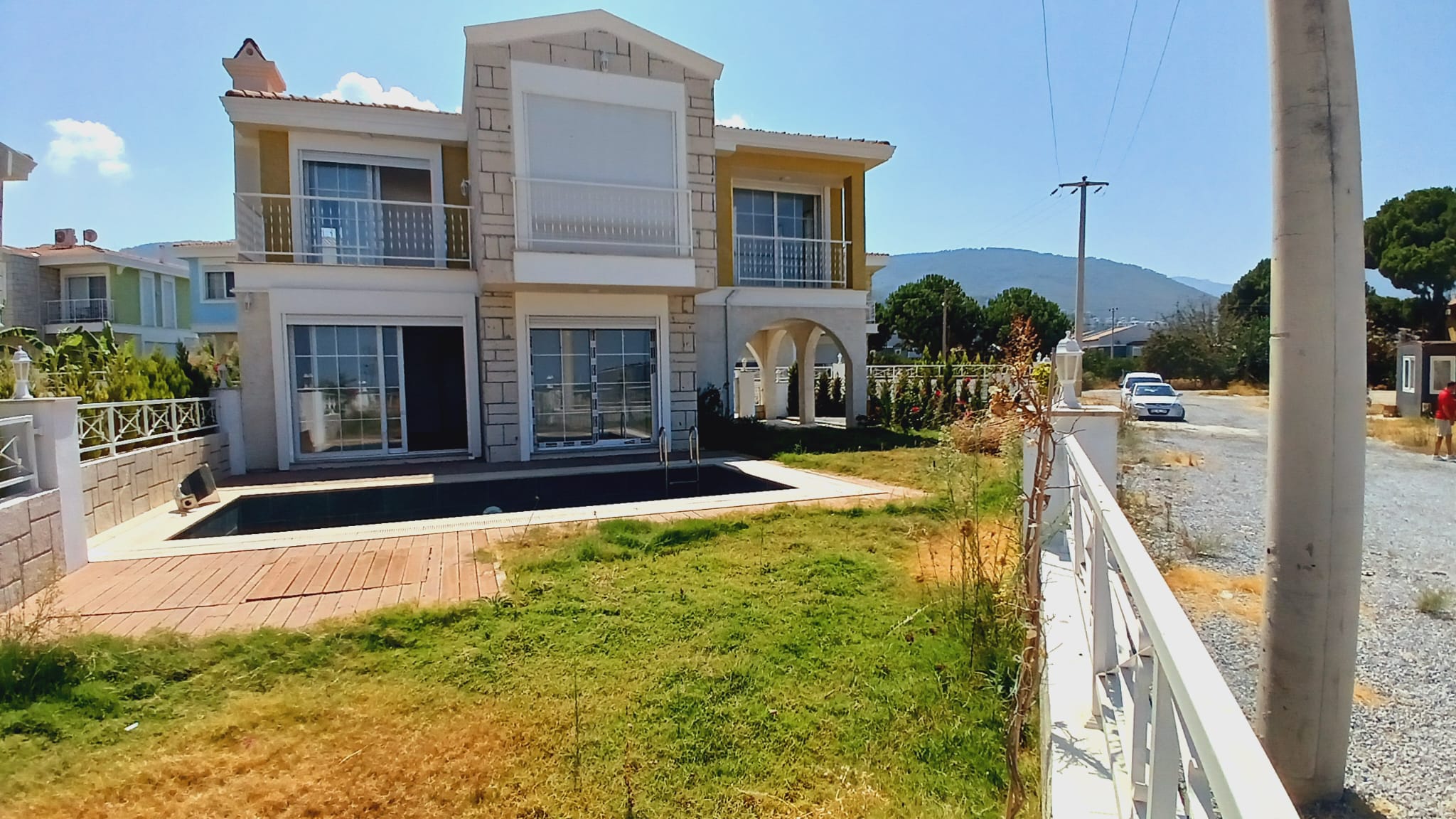 KUŞADASI DAVUTLAR MERKEZ'DE MÜSTAKİL ÖZEL HAVUZLU SATILIK 4+1  VİLLA.