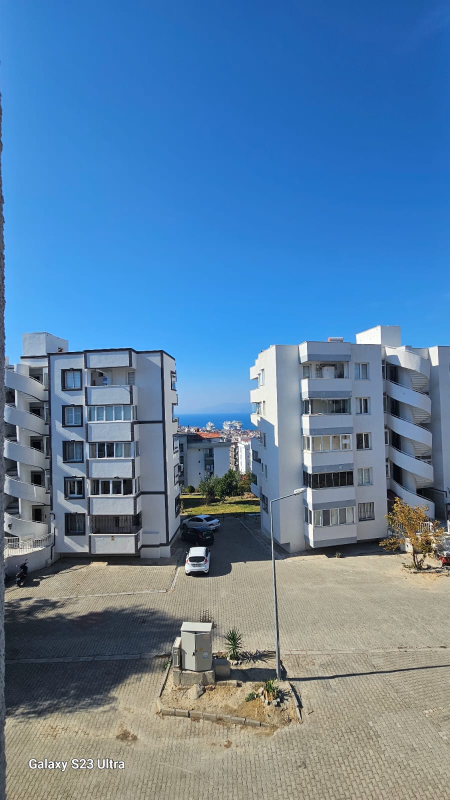 KUŞADASI İKİÇEŞMELİK MAHALLESİNDE 3+1 SATILIK ARA KAT DAİRE.