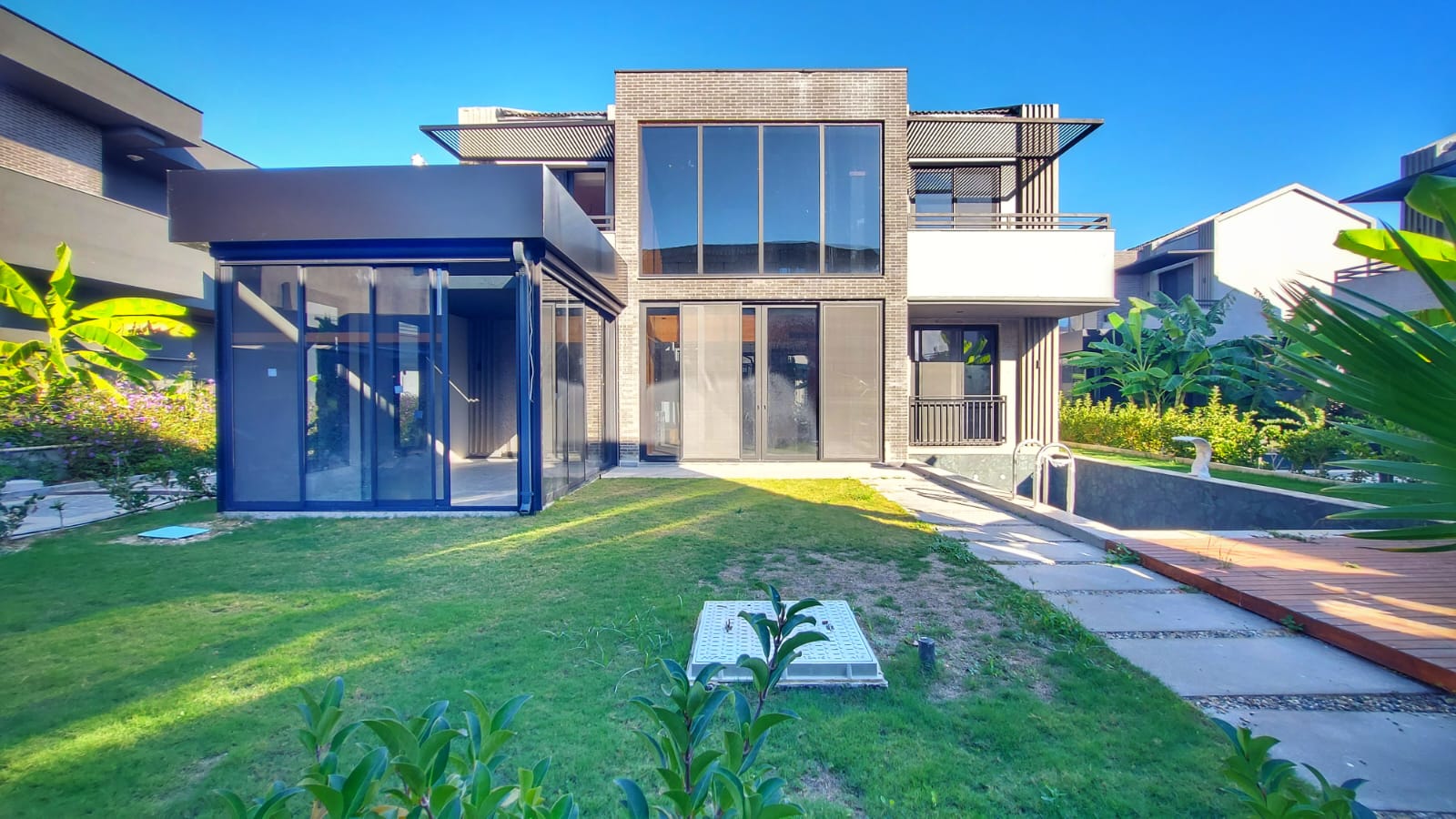 Kuşadası AVM'ye Komşu 4+1 Özel Havuzlu Satılık Lüks Villa