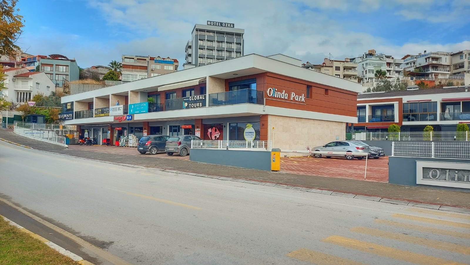 Kuşadası Marina Bölgesinde Köşe Konum Satılık Daire