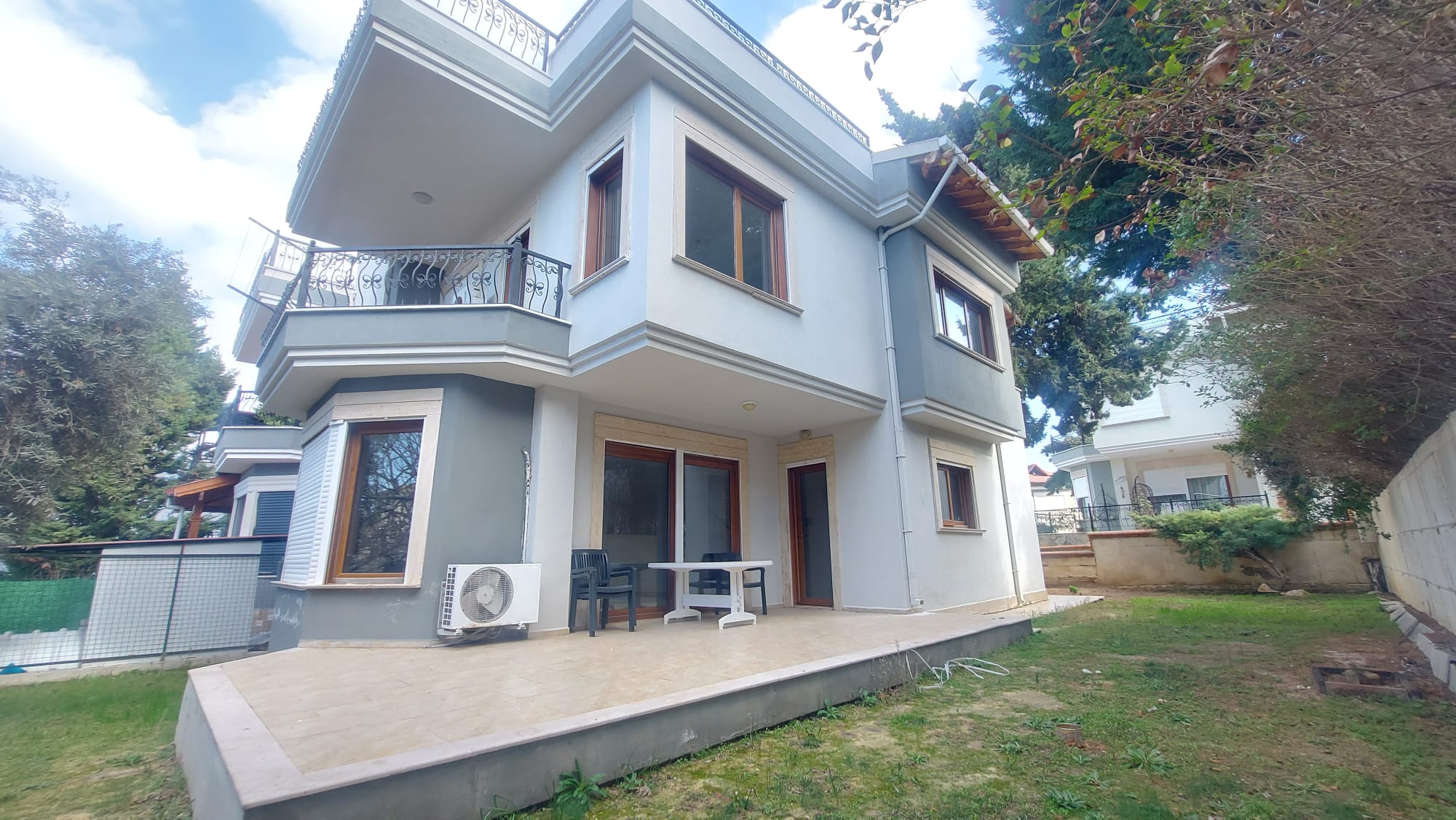 KUŞADASI BAYRAKLIDEDE MAHALLESİNDE 4+1 DENİZ MANZARALI SATILIK VİLLA