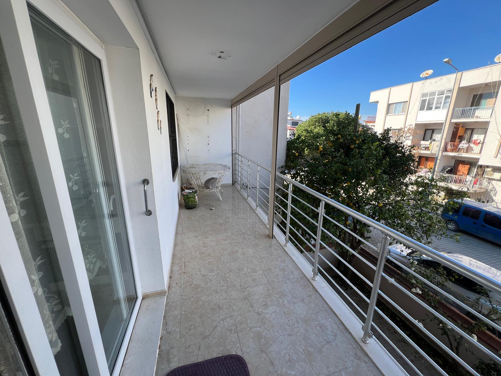 Kuşadası Merkezde Ara kat Geniş SATILIK 2+1 Daire