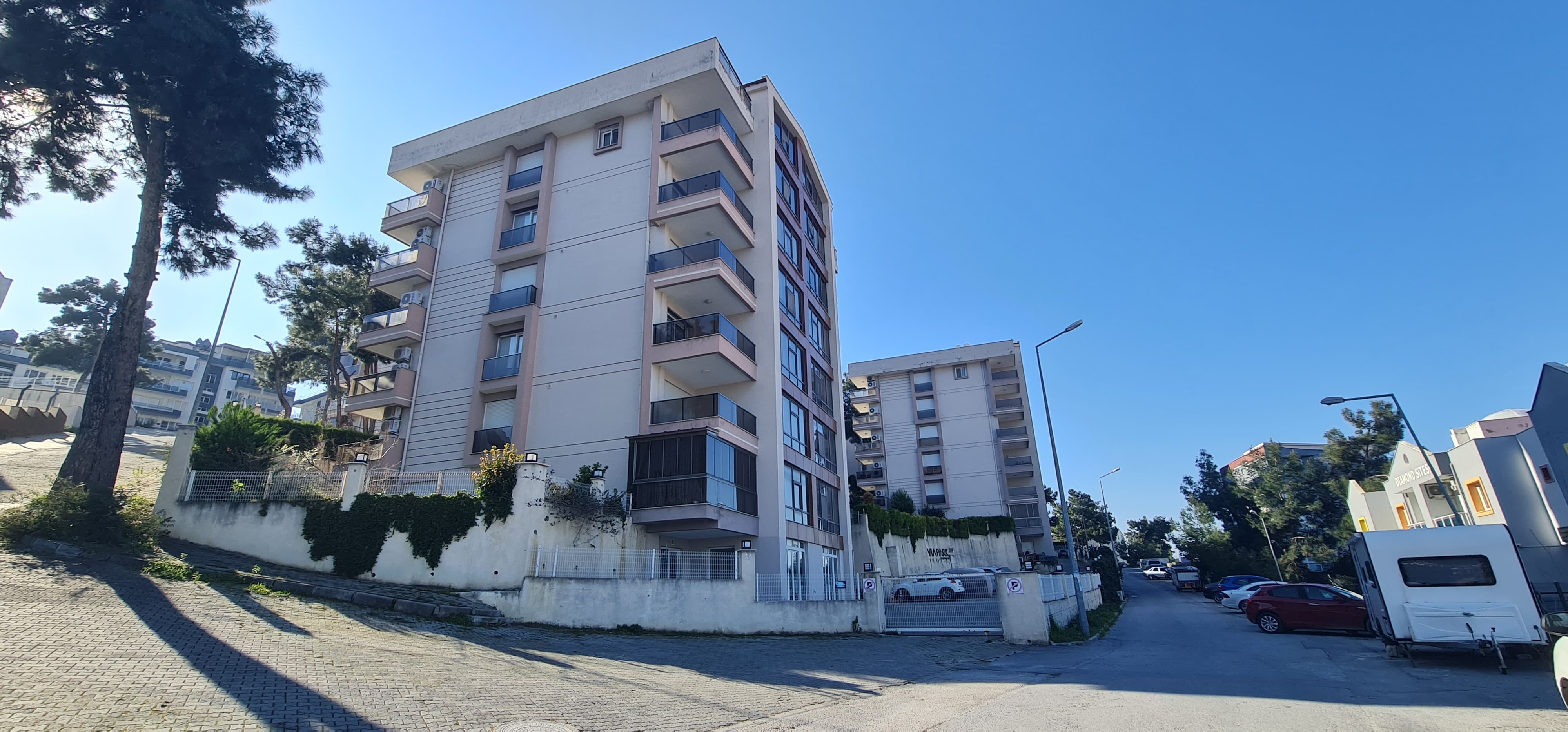 KUŞADASI İKİÇEŞMELİK MAHALLESİ'NDE 4+1 FULL EŞYALI DAİRE.
