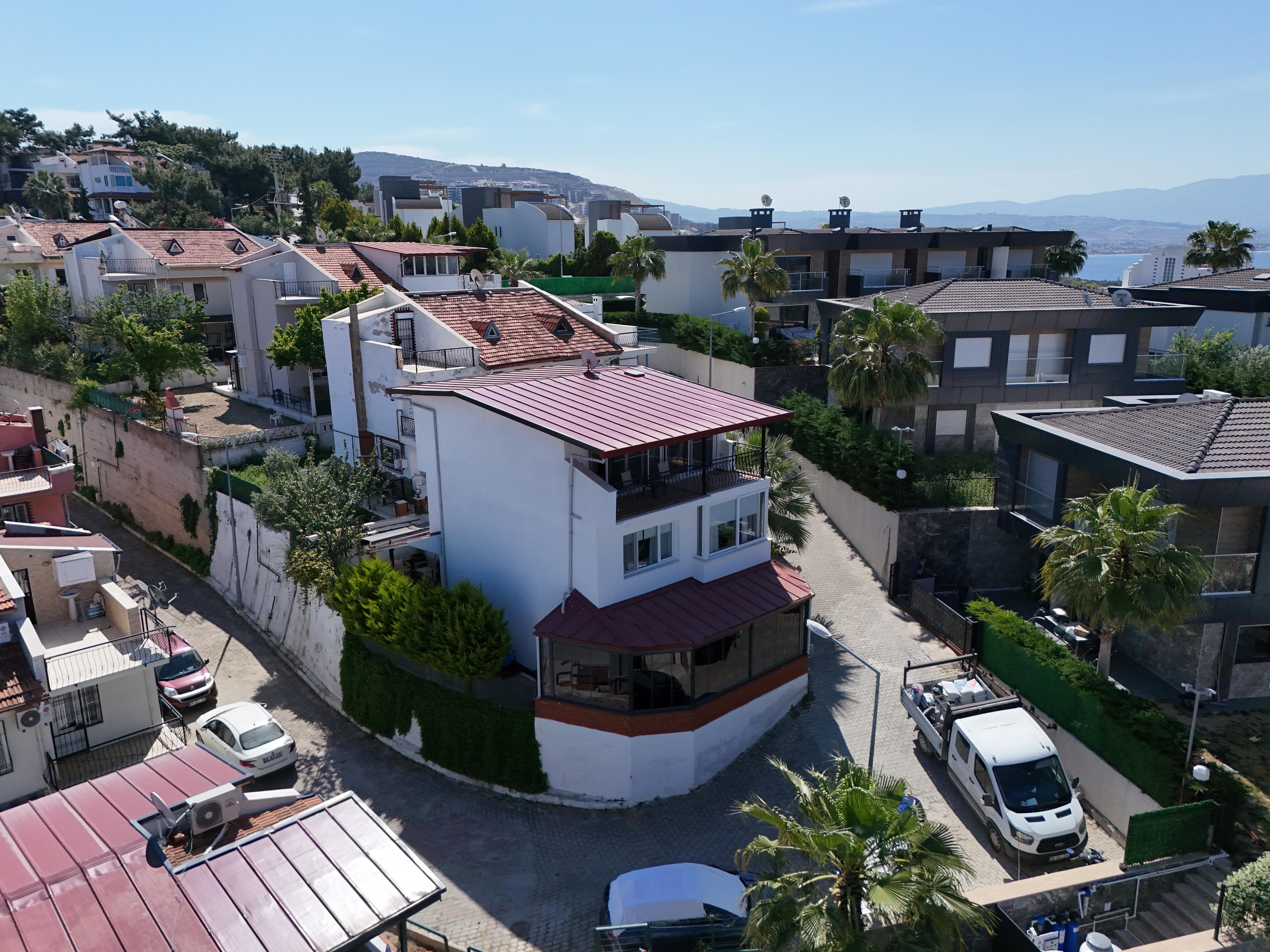 KUŞADASI KADINLAR DENİZİ'NDE 4+2 TRİPLEKS VİLLA