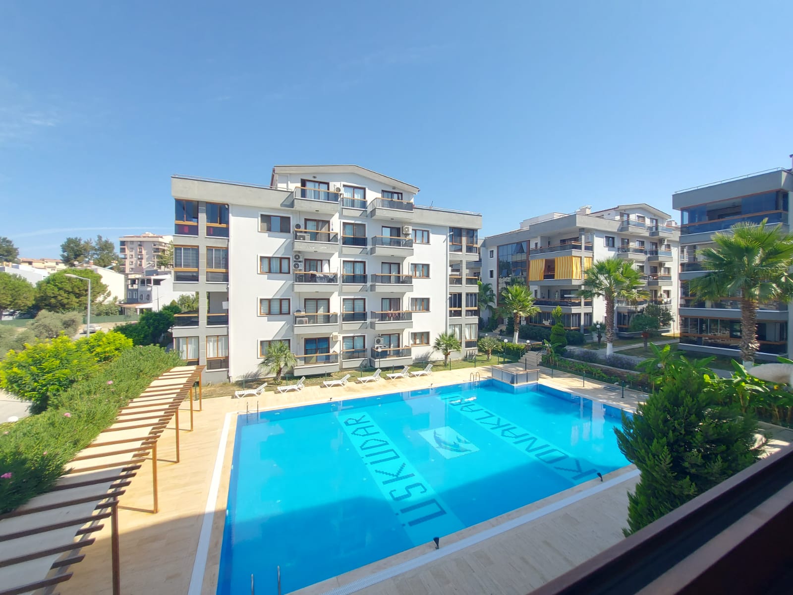 Kuşadasında site içersinde Havuzlu,Doğalgazlı 3+1 Geniş Daire