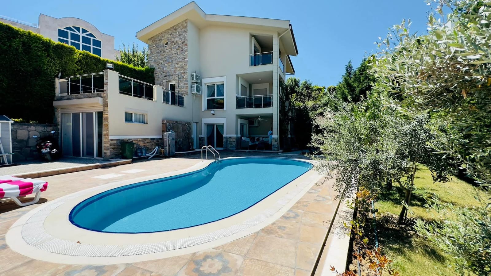6+2 DETACHED VILLA IN KUSADASI SOGUCAK.