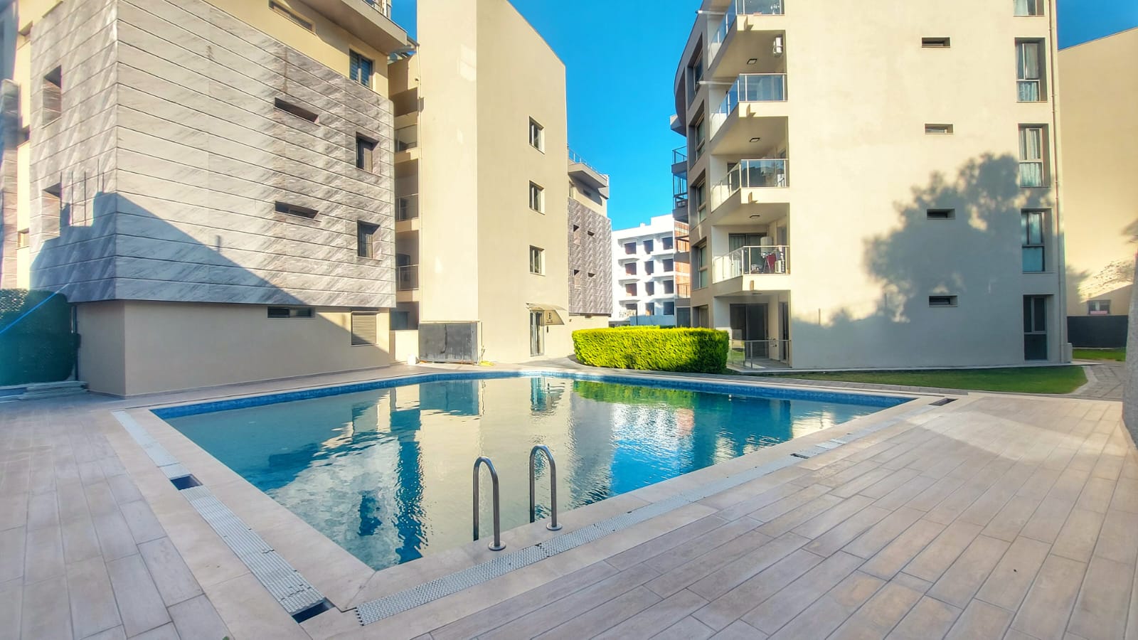 KUŞADASI MERKEZ'DE FIRSAT 1+1 BAHÇE KATI DAİRE.