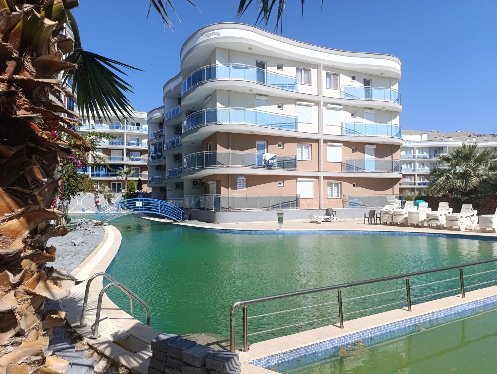 Kuşadası Değirmendere'de Havuz Manzaralı, 2+1 Satılık Daire