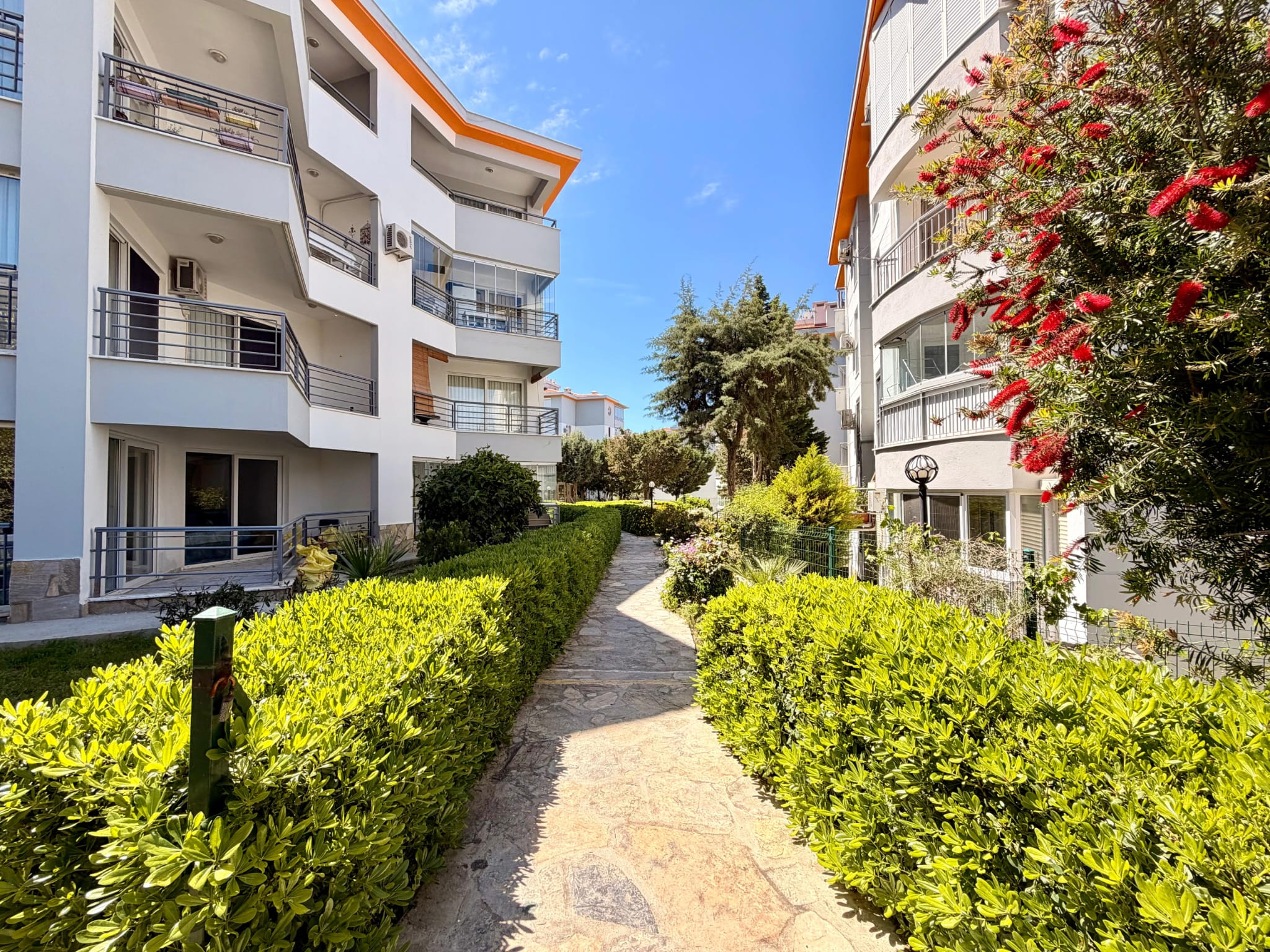 Kuşadası Marina'da Satılık 2+1 Bakımlı Ferah Daire